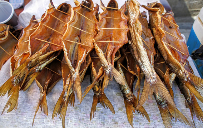 Їла копчену рибу: 11-річна дівчинка потрапила до реанімації